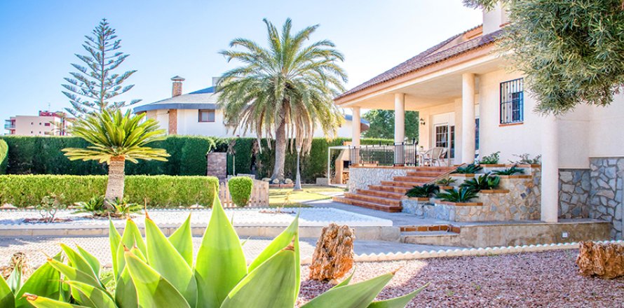 Villa in Pilar de la Horadada, Alicante, Spanien 4 Schlafzimmer, 288 m2 Nr. 145517