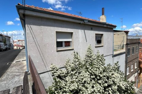 House for sale in La Baneza, Leon, Spain 3 bedrooms, 252 sq.m. No. 184805 - photo 2