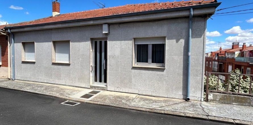 House in La Baneza, Leon, Spain 3 bedrooms, 252 sq.m. No. 184805