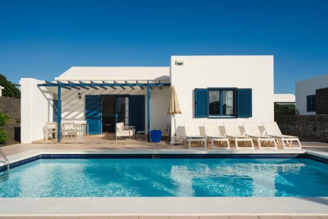 Продажа бунгало Плайя-Бланка, Лансароте, Испания 2 спальни, 85м2 №69257 - фото 1