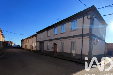 House for sale in San Justo de la Vega, Leon, Spain 5 bedrooms, 391 sq.m. No. 185374 - photo 2