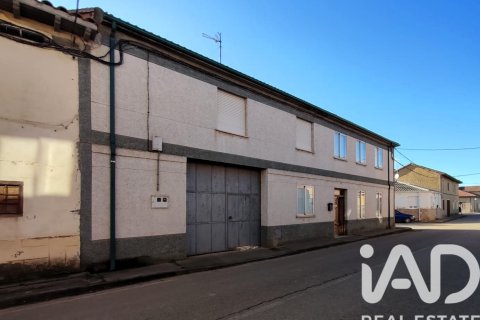 House for sale in San Justo de la Vega, Leon, Spain 5 bedrooms, 391 sq.m. No. 185374 - photo 3