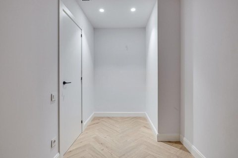 Продажа квартиры в Барселона, Испания 3 спальни, 78м2 №182382 - фото 25