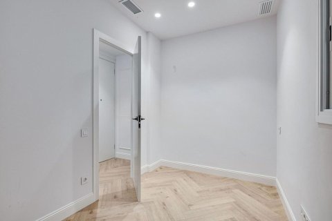 Продажа квартиры в Барселона, Испания 3 спальни, 78м2 №182382 - фото 20