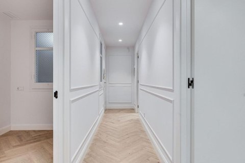 Продажа квартиры в Барселона, Испания 3 спальни, 78м2 №182382 - фото 19