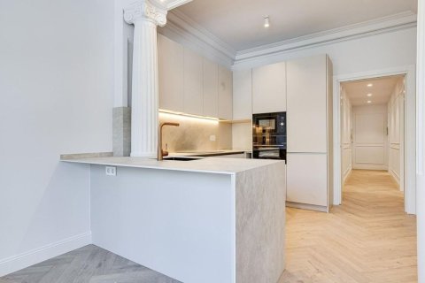 Продажа квартиры в Барселона, Испания 3 спальни, 78м2 №182382 - фото 12
