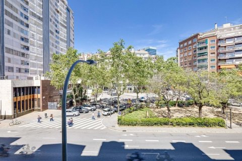 Продажа квартиры в Барселона, Испания 3 спальни, 78м2 №182382 - фото 6