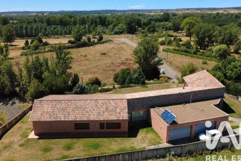 House for sale in Villaquilambre, Leon, Spain 5 bedrooms, 446 sq.m. No. 172398 - photo 2
