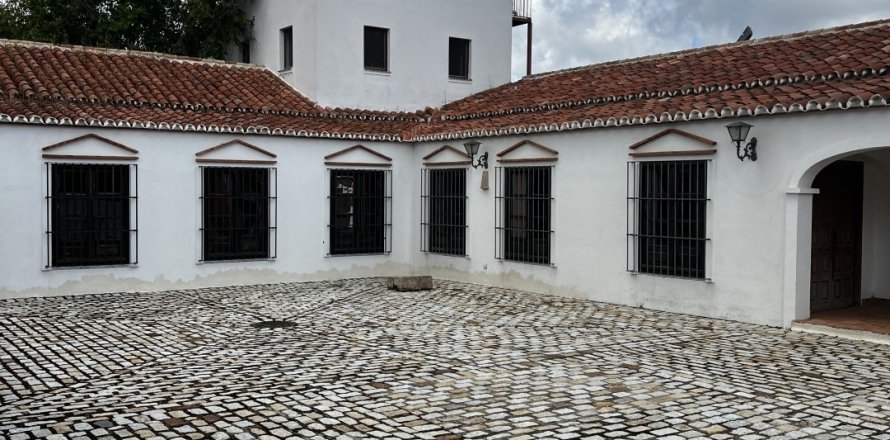 Замки и поместья в Орначуэлос, Кордова, Испания 14 спален, 690м2 №154022