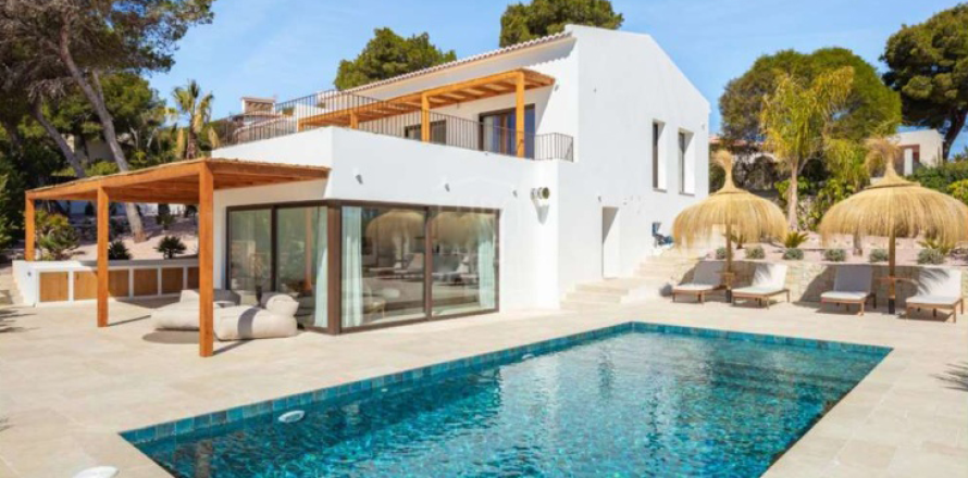 Villa in Javea, Alicante, Spain 4 bedrooms, 200 sq.m. No. 180771
