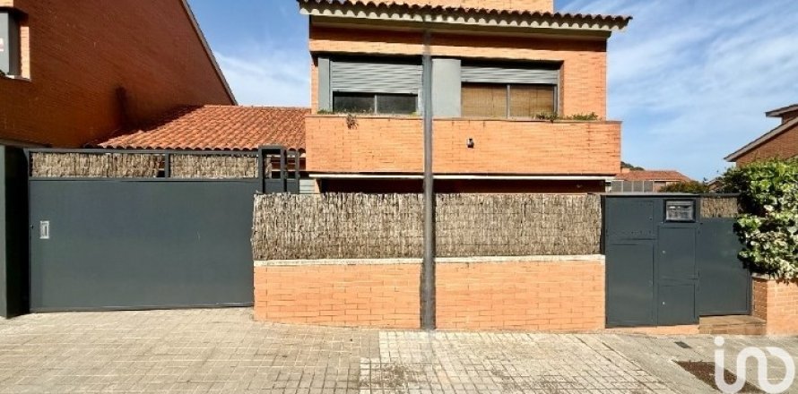 Дом в Сан-Андреу-де-Льяванерес, Барселона, Испания 4 спальни, 200м2 №153554