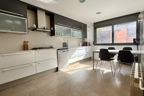 Продажа дома в Сан-Андреу-де-Льяванерес, Барселона, Испания 4 спальни, 200м2 №153554 - фото 5