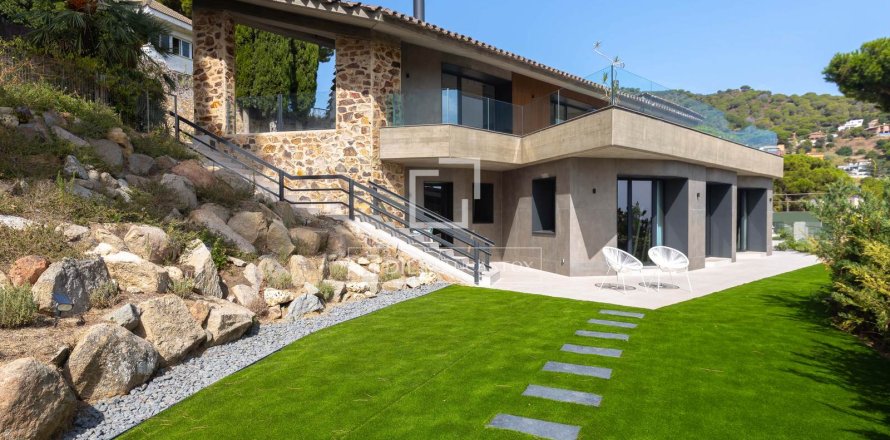 Villa in Premia De Dalt, Barcelona, Spain 5 bedrooms, 525 sq.m. No. 195599