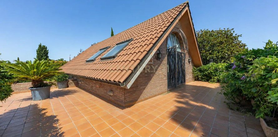 Дом в Сан-Кугат-дель-Вальес, Барселона, Испания 5 спален, 432м2 №172031