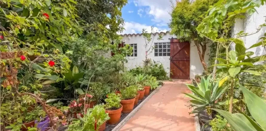 Hus i Badalona, Barcelona, Spanien 3 sovrum, 171 kvm. Nr. 172029