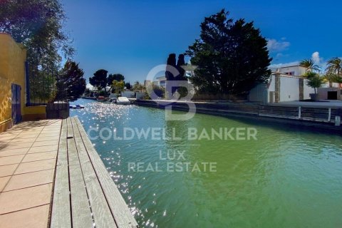 Hus till salu i Empuriabrava, Girona, Spanien 7 sovrum, 276 kvm. Nr. 160368 - foto 2