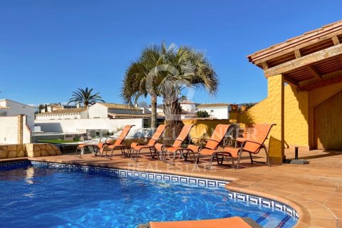 Hus till salu i Empuriabrava, Girona, Spanien 7 sovrum, 276 kvm. Nr. 160368 - foto 16