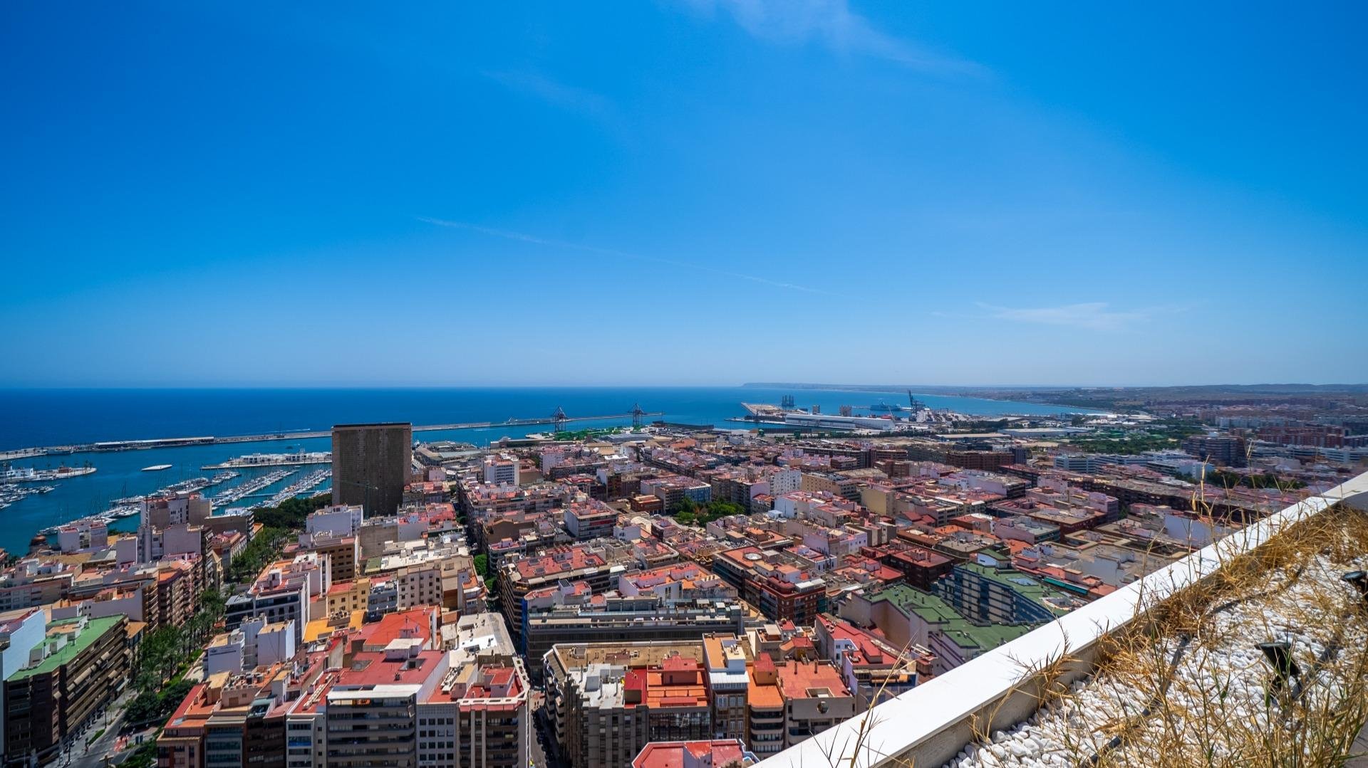 Kattohuoneisto Alicante, Espanja 2 makuuhuonetta, 130 m2 No. 179298