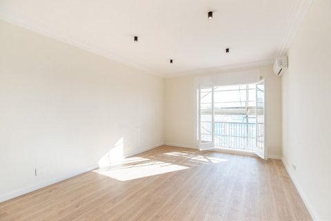 Apartamento en venta en Barcelona, España 3 dormitorios, No. 140831 - foto 3