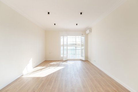 Apartamento en venta en Barcelona, España 3 dormitorios, No. 140831 - foto 1