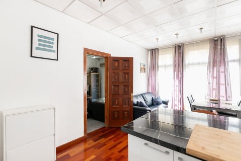 Apartamento en venta en Barcelona, España 3 dormitorios, No. 140830 - foto 2
