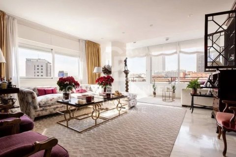 Duplex for sale in Madrid, Spain 4 bedrooms, 378 sq.m. No. 159536 - photo 1