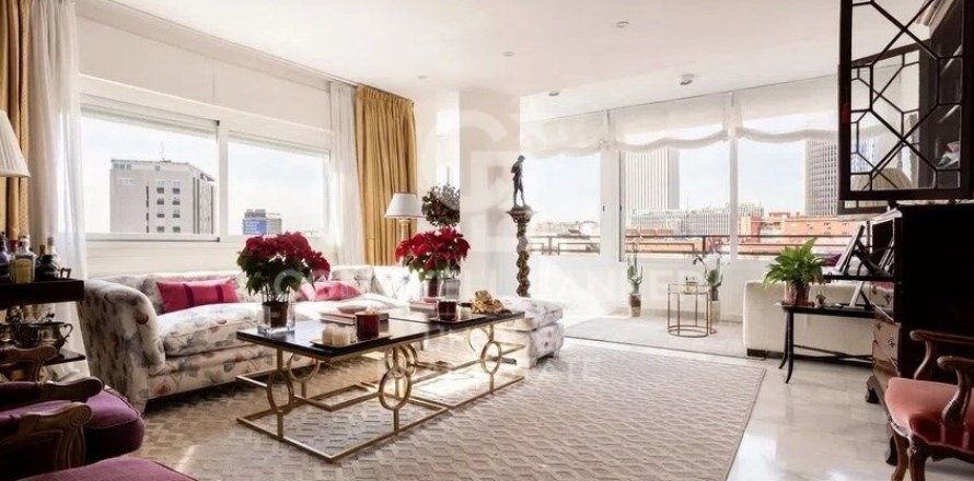 Duplex in Madrid, Spain 4 bedrooms, 378 sq.m. No. 159536