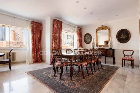 Duplex for sale in Madrid, Spain 4 bedrooms, 378 sq.m. No. 159536 - photo 3