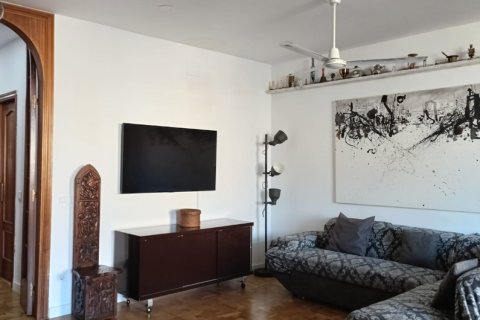 Apartment for sale in Barcelona, Spain 4 bedrooms, 121 sq.m. No. 152954 - photo 9