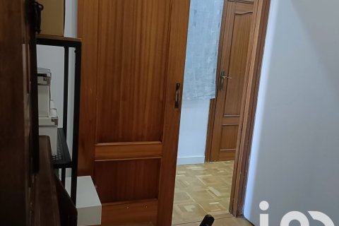 Apartment for sale in Barcelona, Spain 4 bedrooms, 121 sq.m. No. 152954 - photo 11