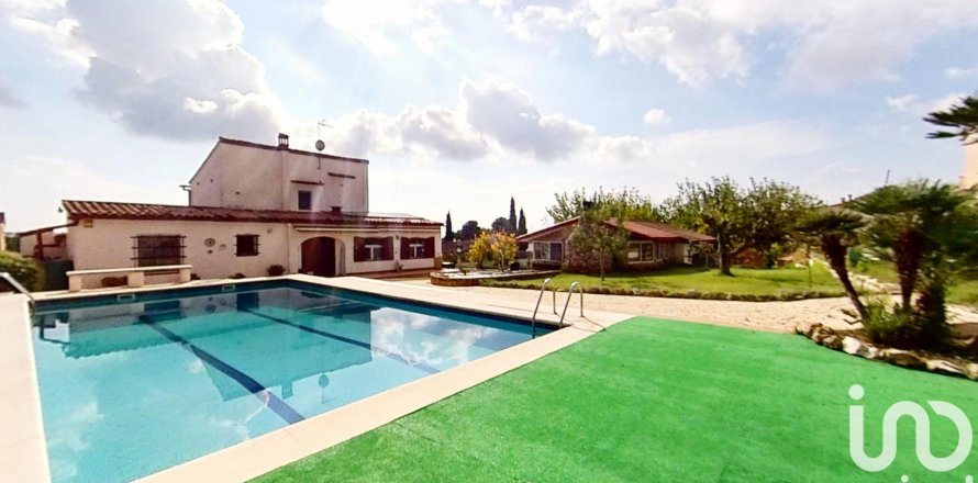 Dom w El Vendrell, Tarragona, Hiszpania 4 sypialnie, 277 mkw. nr 152948