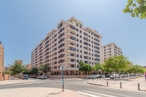 Apartamento en venta en Alicante, España 3 dormitorios, 122 m2 No. 181000 - foto 2