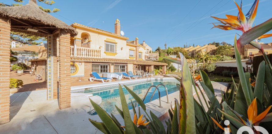 Talo Rincon de la Victoria, Malaga, Espanja 6 makuuhuonetta, 244 m2 No. 153695