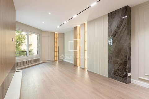 Продажа квартиры в Барселона, Испания 3 спальни, 147м2 №150809 - фото 3