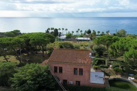 Hus i Mataro, Barcelona, Spanien 5 sovrum, 380 kvm. Nr. 178334