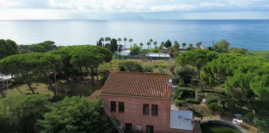 Hus i Mataro, Barcelona, Spanien 5 sovrum, 380 kvm. Nr. 178334