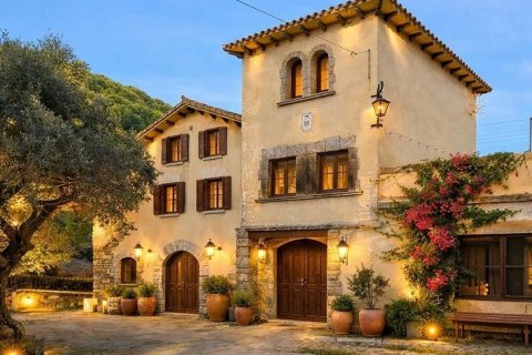 Hus i Barcelona, Spanien 10 sovrum, 1000 kvm. Nr. 178336
