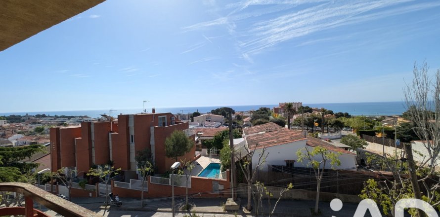 Villetta a schiera a El Masnou, Barcelona, Spagna 5 camere da letto, 180 mq. N° 172554