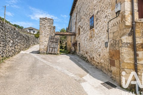 Townhouse for sale in Corvera de Toranzo, Cantabria, Spain 4 bedrooms, 576 sq.m. No. 172553 - photo 15