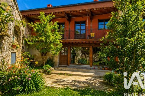 Townhouse for sale in Corvera de Toranzo, Cantabria, Spain 4 bedrooms, 576 sq.m. No. 172553 - photo 1