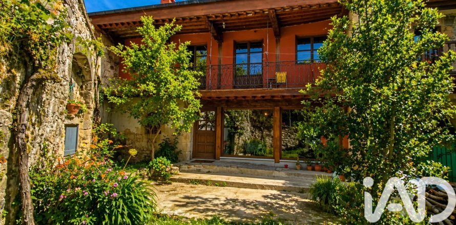 Townhouse in Corvera de Toranzo, Cantabria, Spain 4 bedrooms, 576 sq.m. No. 172553