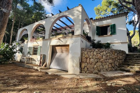 Villa for sale in Costa De La Calma, Mallorca, Spain 4 bedrooms, 370 sq.m. No. 143790 - photo 1