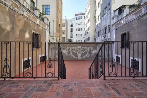 Oficina en venta en Barcelona, España 7 dormitorios, 512 m2 No. 181311 - foto 3