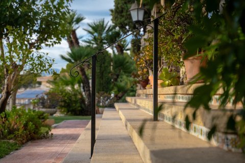 Villa for sale in Alicante, Spain 8 bedrooms, 473 sq.m. No. 154978 - photo 14