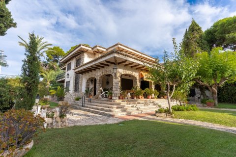 Villa for sale in Alicante, Spain 8 bedrooms, 473 sq.m. No. 154978 - photo 3