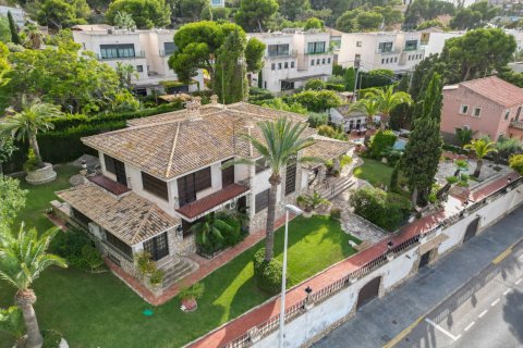 Villa for sale in Alicante, Spain 8 bedrooms, 473 sq.m. No. 154978 - photo 6