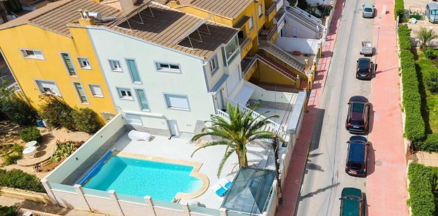 Townhouse in Punta Prima, Alicante, Spain 4 bedrooms, 163 sq.m. No. 152078