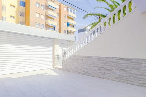 Townhouse for sale in Punta Prima, Alicante, Spain 4 bedrooms, 163 sq.m. No. 152078 - photo 4