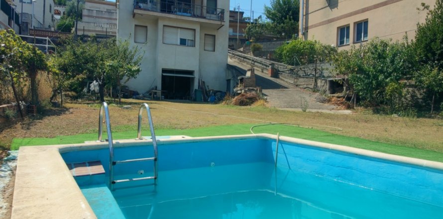 Villa i Sant Vicenc Dels Horts, Barcelona, Spanien 3 sovrum, 238 kvm. Nr. 193459