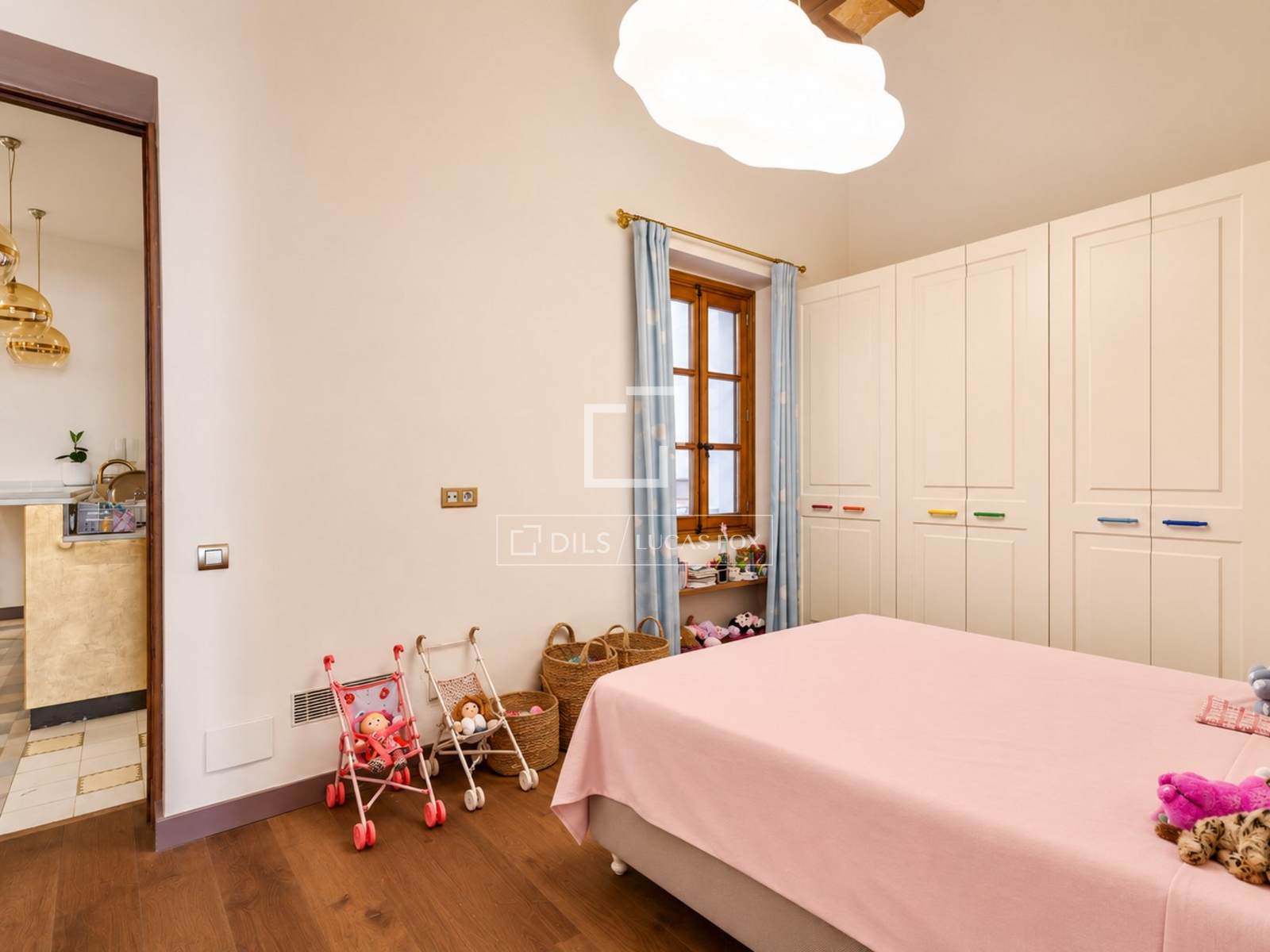 Huoneisto Barcelona, Espanja 7 makuuhuonetta, 389 m2 No. 192778